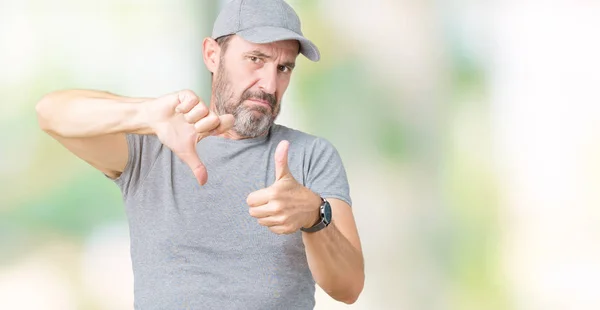 Knappe Middenleeftijd Hoary Senior Man Sport Cap Dragen Geïsoleerde Achtergrond — Stockfoto