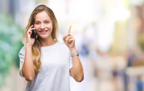 Joven Hermosa Mujer Rubia Llamando Usando Teléfono Inteligente Sobre Fondo — Foto de Stock