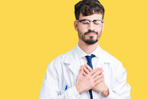 Jovem Cientista Profissional Vestindo Casaco Branco Sobre Fundo Isolado Sorrindo — Fotografia de Stock