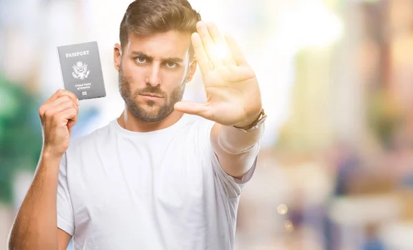 Joven Hombre Guapo Con Pasaporte Estados Unidos Sobre Fondo Aislado —  Fotos de Stock