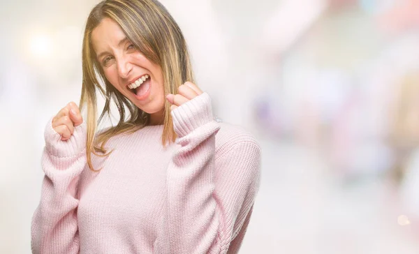 Jovem Mulher Bonita Vestindo Camisola Inverno Sobre Fundo Isolado Muito — Fotografia de Stock