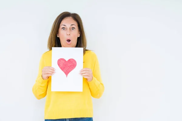 Frau Mittleren Alters Mit Karte Geschenk Mit Rotem Herz Über — Stockfoto