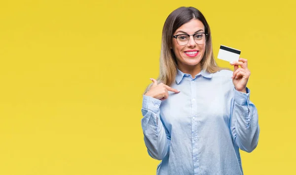 Młody Piękny Biznes Kobieta Trzymając Kartę Kredytową Białym Tle Niespodzianka — Zdjęcie stockowe