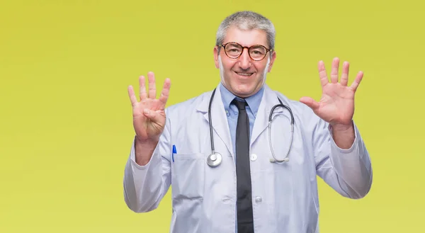 孤立した背景表示と指で上向きにハンサムな先輩医師男性ナンバー ナイン自信を持って 幸せな笑みを浮かべて — ストック写真