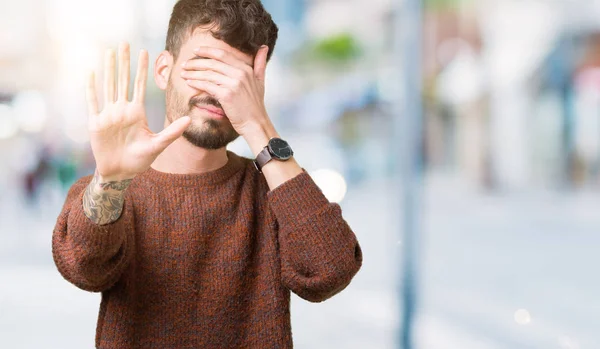 Jóképű Fiatalember Visel Téli Pulóver Felső Elszigetelt Kiterjedő Szemét Kezek — Stock Fotó