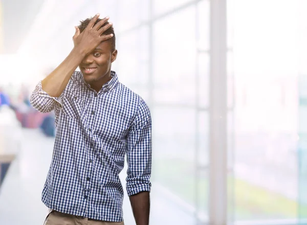Unga Afroamerikanska Mannen Klädd Blå Tröja Förvånad Med Handen Huvudet — Stockfoto