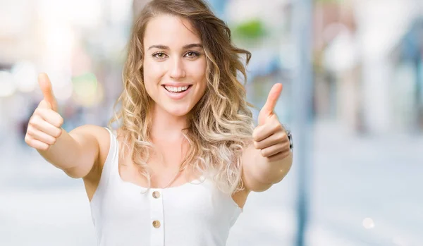 Giovane Bella Donna Bionda Sfondo Isolato Segno Successo Facendo Gesto — Foto Stock