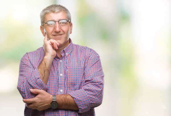 Hombre Mayor Guapo Con Gafas Sobre Fondo Aislado Con Mano —  Fotos de Stock