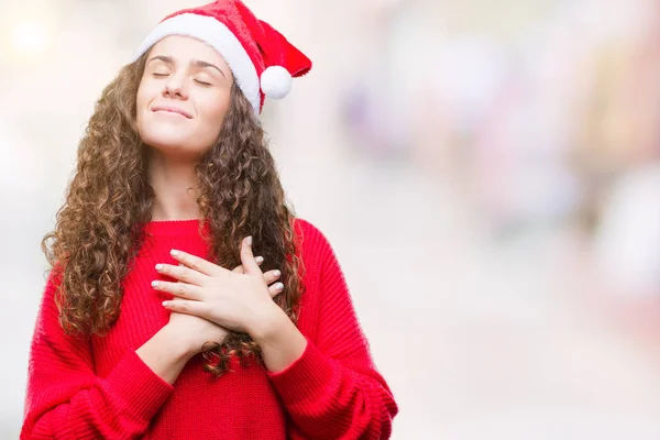 Menina Morena Jovem Usando Chapéu Natal Sobre Fundo Isolado Sorrindo — Fotografia de Stock