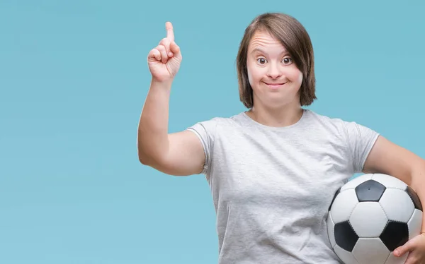 Junge Erwachsene Frau Mit Syndrom Hält Fußballball Über Isolierten Hintergrund — Stockfoto