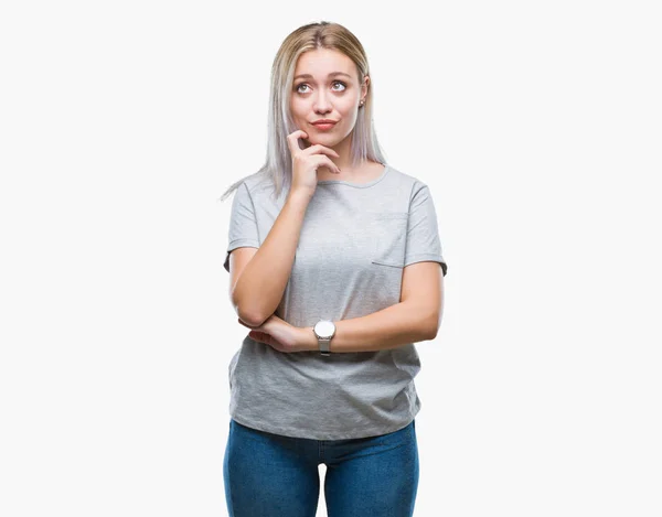 Jonge Blonde Vrouw Geïsoleerde Achtergrond Met Hand Kin Denken Vraag — Stockfoto