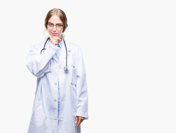 Mooie Jonge Blonde Dokter Vrouw Medische Uniform Dragen Geïsoleerde Achtergrond — Stockfoto