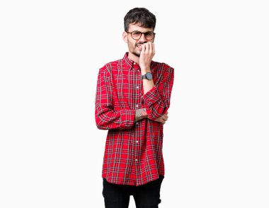 Genç yakışıklı adam stresli ve gergin ile izole arka plan üzerinde gözlük takan tırnak ısırma dudaklarından eller. Anksiyete sorunu.