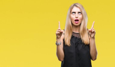Genç güzel sarışın ve mavi gözlü kadın izole arka plan üzerinden hayran ve yukarıya bakıp parmakları ile işaret şaşırttı ve silah kaldırdı.