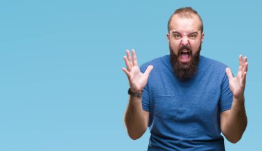 Genç beyaz hipster adam izole arka plan çılgın ve kızgın bağırarak ve agresif ifade ve silah kaldırdı bağırıyor. Hayal kırıklığı kavramı.