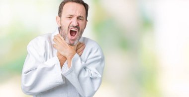 Yakışıklı orta yaş kıdemli kimono giyen üniforma izole arka plan bağırarak üzerinde adam ve çünkü boğmak acı kendi ellerimle öldürürüm. Sağlık sorunu. Yaralarından ve intihar kavramı.