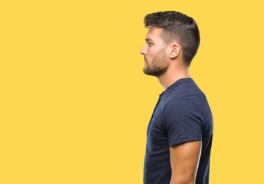 Yakışıklı delikanlı izole arka tarafına, seyir üzerinde dinlenmek doğal yüz emin gülümseme ile pozuyla profili.