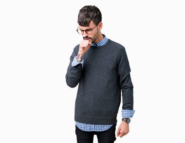 Genç yakışıklı duygu hasta ve soğuk veya bronşit için semptom olarak öksürük izole arka plan üzerinde gözlük takan adam akıllı. Sağlık kavramı.