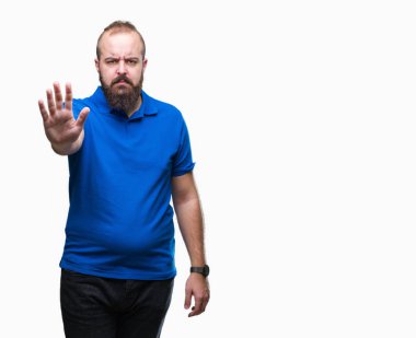Stop yapıyor izole arka plan üzerinde mavi gömlek giymiş genç beyaz hipster adam elin avuç ile şarkı. Negatif ve ciddi bir jest yüz ifadesiyle uyarı.