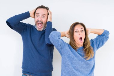 Kafasına, korkmuş ve şaşırmış şok açık ağız ile güzel orta aşık çift üzerinde arka plan deli izole ve ile korkuttu yaş eller