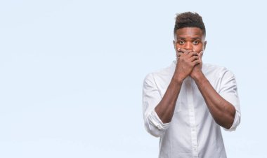 Afrikalı-Amerikalı genç izole arka plan ağız hata için elleriyle kapsayan şok içinde. Gizli kavramı.