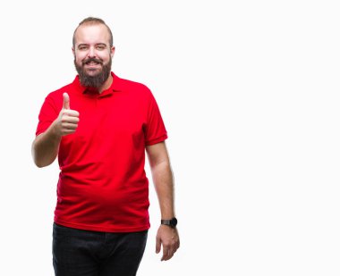 Hareketi el ile mutlu yaşasın yapıyor izole arka plan üzerinde kırmızı gömlek giymiş genç beyaz hipster adam. Kameraya bakarak başarı gösteren ile ifade onaylama.