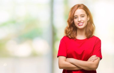 İzole arka plan mutlu yüz çapraz silah kameraya bakarak ile gülümseyen genç güzel kadın. Olumlu bir kişi.