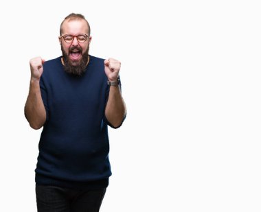 Genç beyaz hipster adam kızgın ve silah ile başarı için deli izole arka plan kutluyor üzerinde güneş gözlüğü takıyor kaldırdı ve heyecanlı çığlık gözler kapalı. Kazanan kavramı