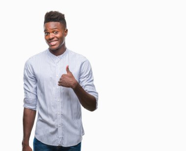 Afrikalı-Amerikalı genç hareketi el ile mutlu yaşasın yapıyor izole arka plan üzerinde. Kameraya bakarak başarı gösteren ile ifade onaylama.