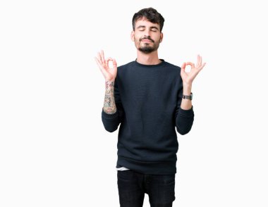 Yakışıklı delikanlı izole arka plan üzerinde dinlenmek ve gülümseyen gözlerle parmak ile meditasyon jest yapıyor kapalı. Yoga kavramı.