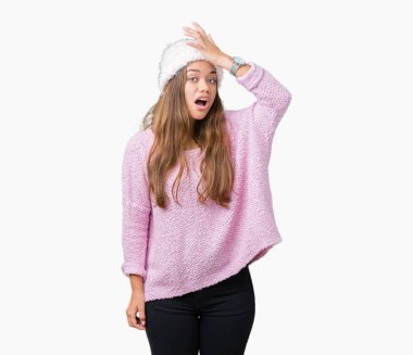 İzole arka kafasına hata için el ile sürpriz üzerinde kazak ve kış şapka giyen genç güzel esmer kadın hata hatırlıyorum. Unuttum, kötü bellek kavramı.