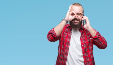 Smartphone üzerinde parmak, mükemmel sembolü ile ok işareti yapıyor izole arka plan üzerinde konuşan genç beyaz hipster adam