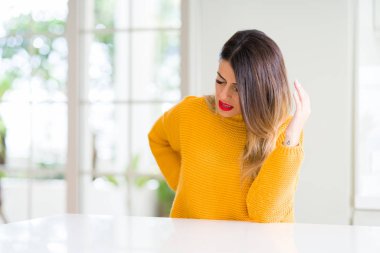 Sırt ağrısı, ev acı dokunmadan el ile geri, kas ağrısı, kış kazak giyen genç güzel kadın