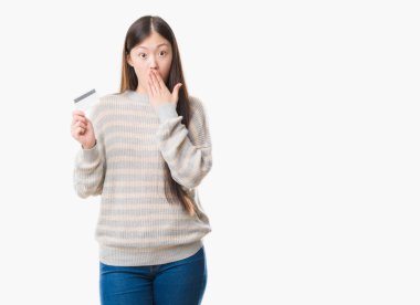 Kredi kartı kapak ağız el için hata, ifade korku, utanç ile şok ile tutarak izole arka plan üzerinde Genç Çinli kadın sessizce, gizli kavramı korkuttu
