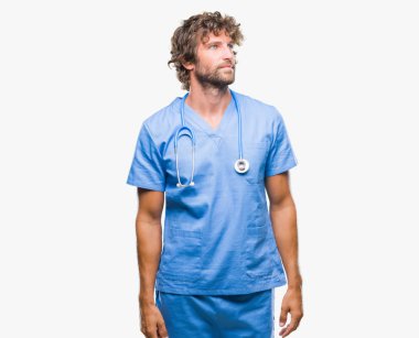 Yakışıklı İspanyol cerrah doktor adam izole arka plan uzak tarafına yüzünde, doğal ifade gülümseme ile arıyorum. Kendine güvenen gülüyor.