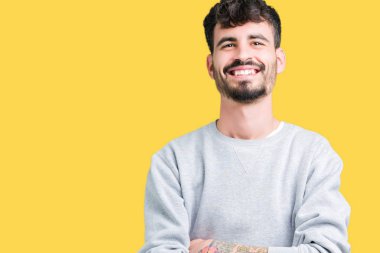 Üzerine tişört giyen genç yakışıklı adam mutlu yüz ile gülümseyerek kameraya seyir silah geçti arka plan izole. Olumlu bir kişi.