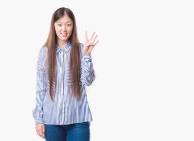 Gösterilen ve parmakları ile işaret izole arka plan üzerinde Genç Çinli kadın kendinden emin ve mutlu gülümseyerek süre dört numara.