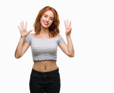 Genç güzel kadın gösterilen ve parmakları ile işaret izole arka plan yüzünden kendinden emin ve mutlu gülümseyerek süre sekiz numara.