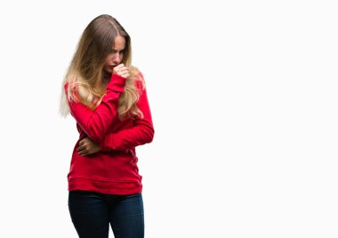 Duygu iyi ve soğuk veya bronşit için semptom olarak öksürük izole arka plan üzerinde kırmızı kazaklı giyen genç güzel sarışın kadın. Sağlık kavramı.