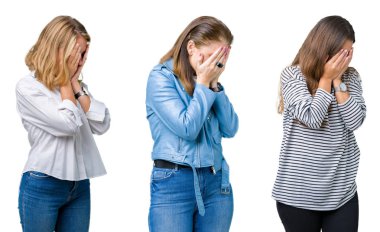 Kolaj bir grup yüz eller ile ağlayarak süre kapsayan üzgün ifade ile beyaz izole zemin üzerinde üç güzel kadınların. Depresyon kavramı.