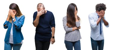 Kolaj bir grup genç iş adamları yüz eller ile ağlayarak süre kapsayan üzgün ifade ile izole arka plan üzerinde. Depresyon kavramı.