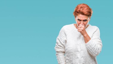 Duygu iyi ve soğuk veya bronşit için semptom olarak öksürük izole arka plan üzerinde kış kazak giyen Atrractive üst düzey beyaz Kızıl saçlı kadın. Sağlık kavramı.