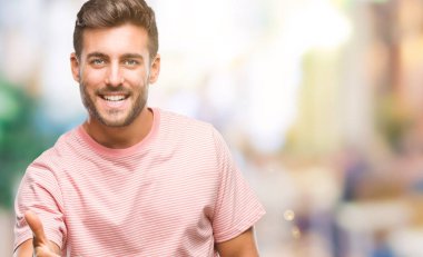 Yakışıklı delikanlı olarak tebrik ve konuksever dost sunan karşılıklı gülümseyen izole arka plan üzerinde. Başarılı iş.