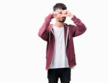 İzole arka plan yaparken kalp şekli ile el ve parmak işareti seyir gülümseyen genç yakışıklı adam