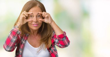 Parmaklarıyla, Uykulu ve sabah yorgunluk için yorgun gözlerini açmaya çalışırken izole arka plan üzerinde giyen güzel orta yaş kadın