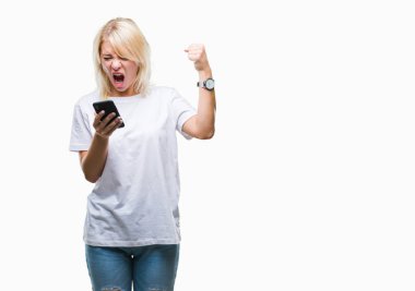Öfke, çılgın ve yükseltilmiş el, öfke kavramı ile diye bağıran ile smartphone üzerinde izole arka rahatsız ve sinirli bağırarak kullanan genç güzel sarışın kadın