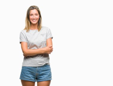 İzole arka plan mutlu yüz çapraz silah kameraya bakarak ile gülümseyen genç güzel kadın. Olumlu bir kişi.