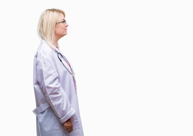 İzole arka tarafına, seyir üzerinde tıbbi üniforma giyen genç güzel sarışın doktor kadın dinlenmek doğal yüz emin gülümseme ile pozuyla profili.