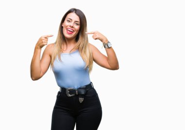 Genç güzel şık iş kadını kendine güvenen gösterilen ve işaret parmakları diş ve ağız ile gülümseyen izole arka plan üzerinde. Sağlık kavramı.