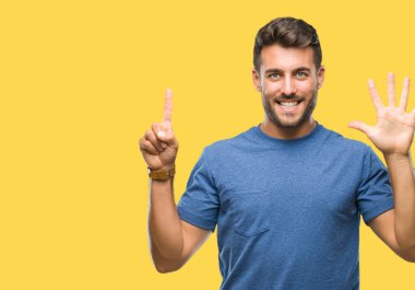 Yakışıklı delikanlı gösterilen ve parmakları ile işaret izole arka plan üzerinde kendinden emin ve mutlu gülümseyerek süre 6 numara.